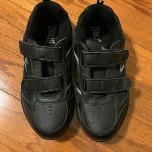 Everlast size 8W kids black sneakers. Velcro closure NWOT NEVER WORN